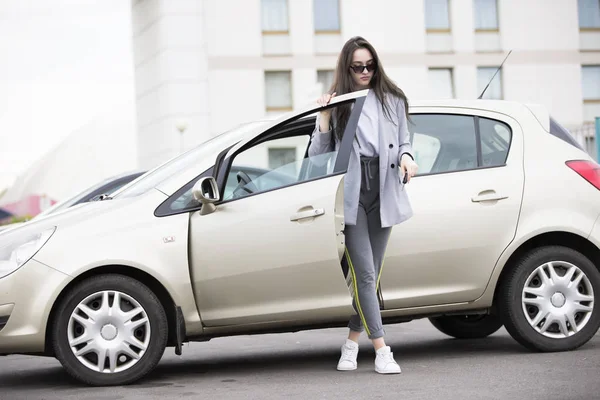 Una Joven Baja Del Coche Mujer Ciudad Coche — Foto de Stock