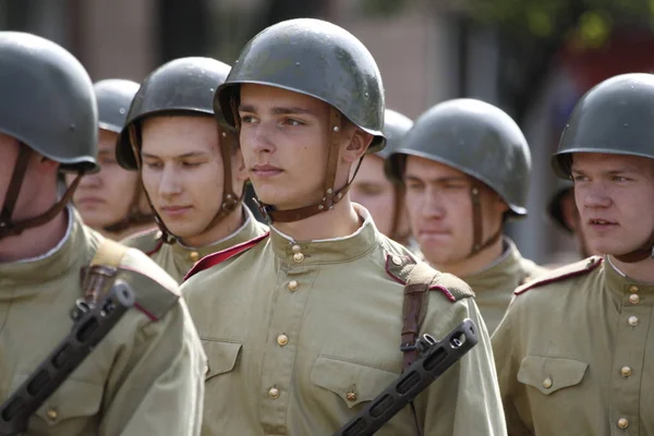 Beyaz Rusya, Gomel, 09 Mayıs 2017. Kaskikinci dünya savaşı şeklinde Askerler.