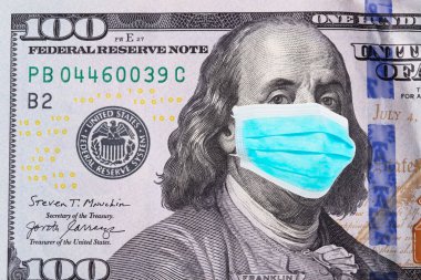 Beyaz arka planda izole edilmiş 100 dolarlık banknottaki Benjamin Franklin. Paranın krizden korunması kavramı.