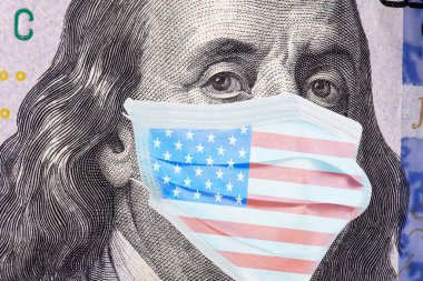 Benjamin Franklin, beyaz arka planda izole edilmiş, 100 dolarlık banknotta Amerikan bayrağı renginde maskelenmiş. Krizden parayı önleme kavramı.