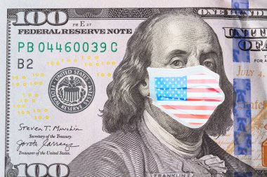 Benjamin Franklin, beyaz arka planda izole edilmiş, 100 dolarlık banknotta Amerikan bayrağı renginde maskelenmiş. Krizden parayı önleme kavramı.
