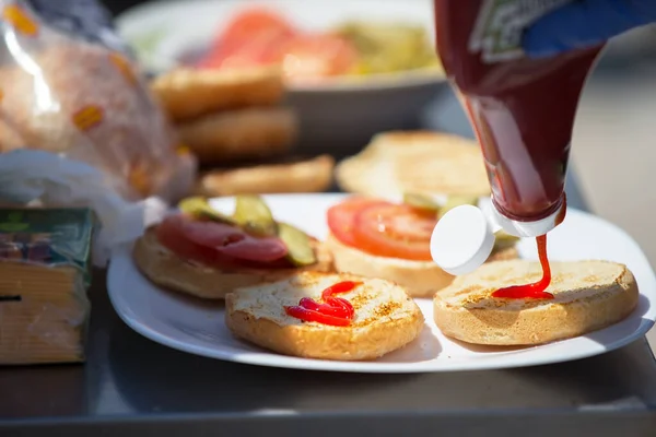 Hamburgert Főzök Ketchupot Ráöntik Hamburgeres Zsemlére — Stock Fotó