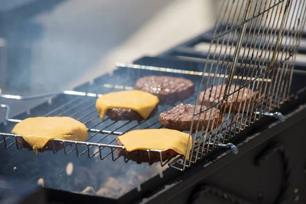 Hamburgerové Placičky Sýrem Jsou Grilované Kousek Masa Kouři — Stock fotografie