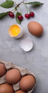 Gri arka planda yuvarlanan böğürtlenleri pişirmek için gerekli malzemeler. Kurabiye turtası veya kek tarifi maketi. Mutfak pişirmeye hazırlanılıyor.