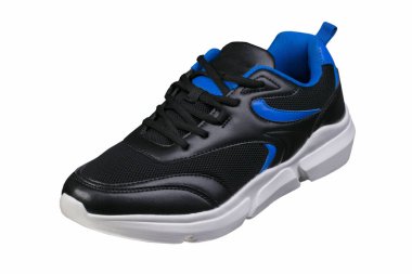 Beyaz arka planda mavi aksanlı siyah spor ayakkabı. Spor ayakkabılar..