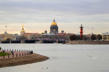 Neva nehri üzerindeki güzel Saint Petersburg şehri..