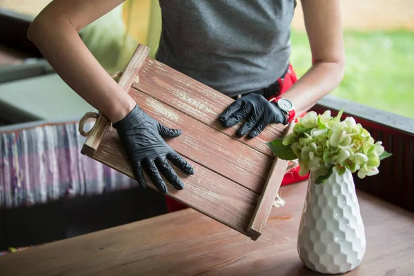 Kesztyűs Kéz Tálcát Tart Egy Étteremben — Stock Fotó