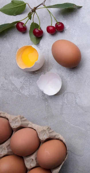 Gri arka planda yuvarlanan böğürtlenleri pişirmek için gerekli malzemeler. Kurabiye turtası veya kek tarifi maketi. Mutfak pişirmeye hazırlanılıyor.