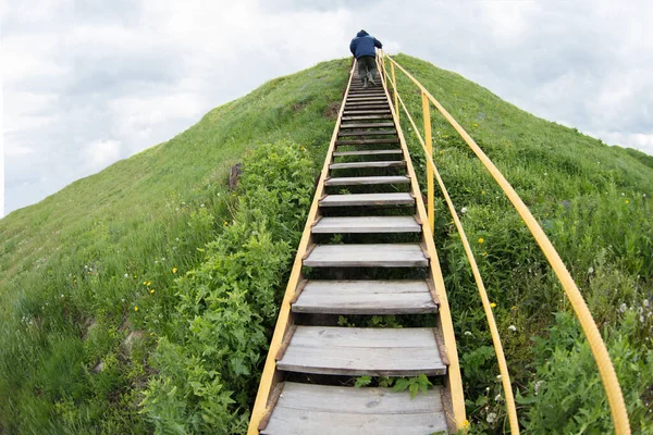 Man Climbs Ladder Hill — Stock Photo, Image