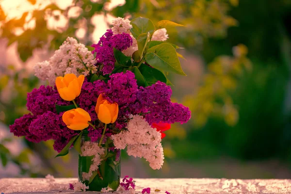 Весна Летний Фон Букет Сирени Желтых Тюльпанов Столе Красивые Цветы — стоковое фото