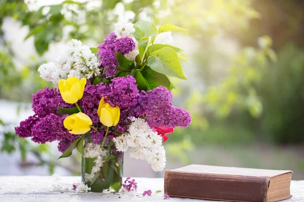 Fundo Primavera Verão Buquê Lilases Livro Antigo Iluminado Pela Luz — Fotografia de Stock