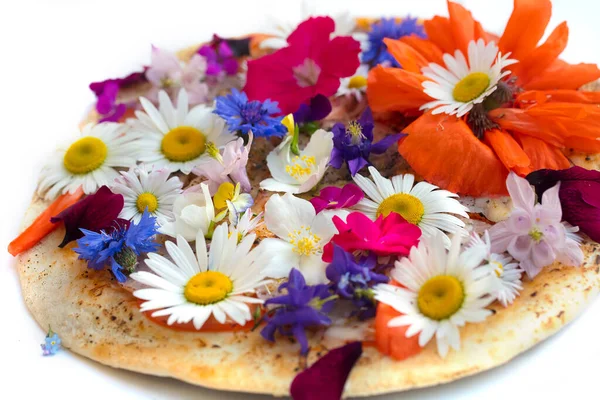 Kreatywna Pizza Pokryta Kolorowymi Kwiatami — Zdjęcie stockowe