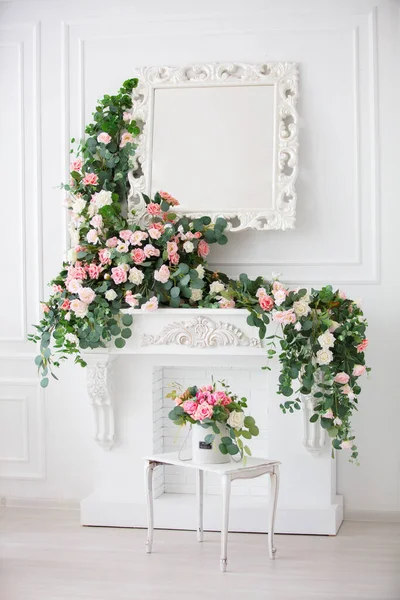 Vertically Interior White Room Decorated Pink Flowers White Fireplace Mirror — Stock Photo, Image