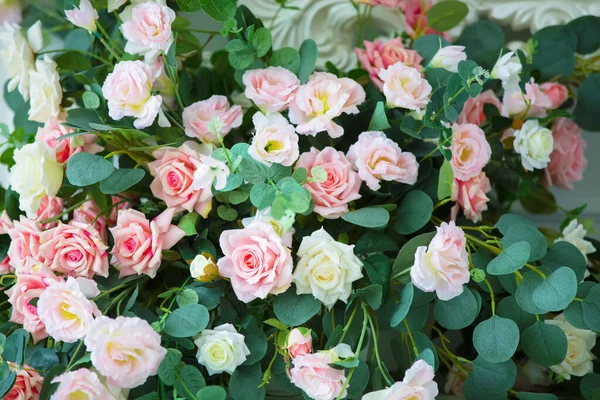 Цветочный Фон Розовыми Розами Зелеными Листьями — стоковое фото