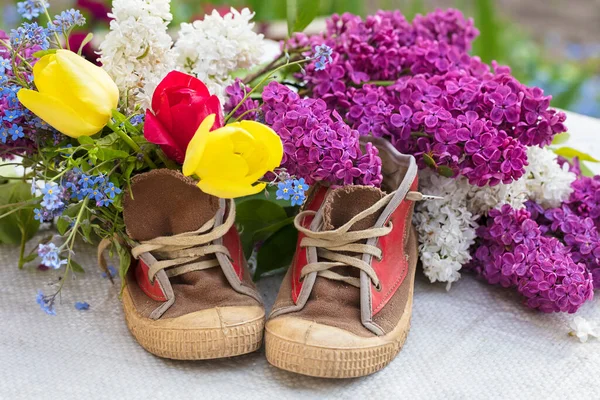 Bouquet Flowers Old Shoes Lilac Tulips Grow Out Sneakers Spring — Stock Photo, Image