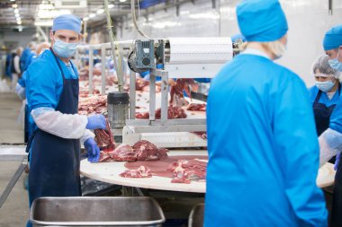 Taşıma bandında et üreticileri.