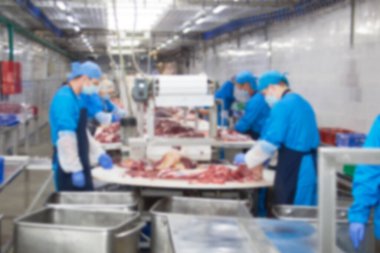 Bulanık et üretimi. Bir et fabrikasının odaksız fotoğrafı..