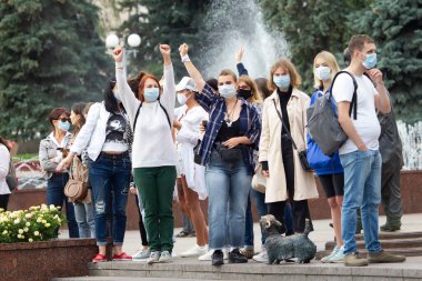 Beyaz Rusya 'da diktatöre karşı barışçıl bir eylem. Elleri havada bir grup kadın..