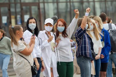 Beyaz Rusya 'da diktatöre karşı barışçıl bir miting. Beyaz Rusya 'da barışçıl bir protesto yapan kadınlar.