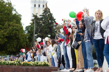 Beyaz Rusya 'da diktatöre karşı barışçıl bir miting. Beyaz Rusya 'da barışçıl bir protesto yapan kadınlar.