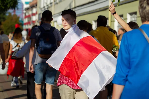 Białoruski mężczyzna z narodową czerwono-białą flagą. — Zdjęcie stockowe