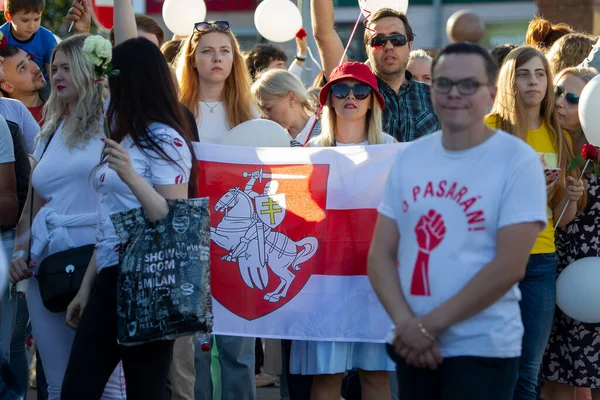 Люди с красно-белым флагом на митинге. — стоковое фото