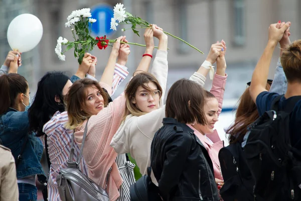 Reunião pacífica na Bielorrússia contra o ditador. Um grupo de pessoas no protesto. — Fotografia de Stock