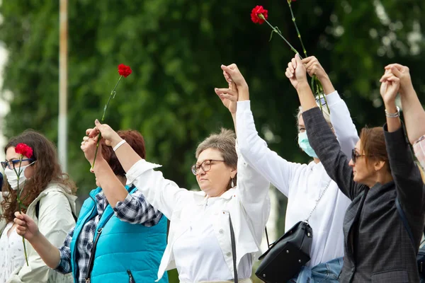 Мирный митинг в Беларуси против диктатора. Женщины на мирной акции протеста в Беларуси. — стоковое фото