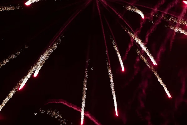 Fuochi d'artificio raggi di luce di rosso su uno sfondo nero. — Foto Stock