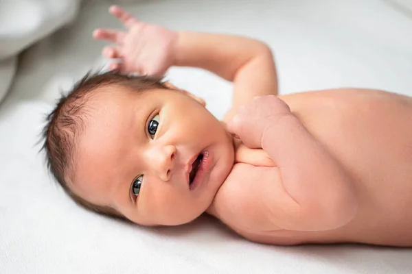 Hermoso bebé recién nacido con los ojos abiertos.El niño tiene siete días de edad. — Foto de Stock