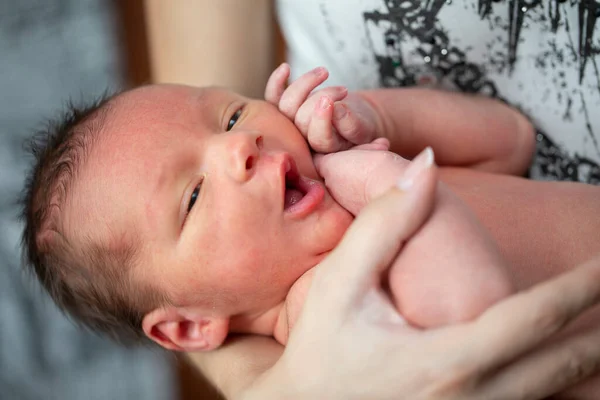 Bellissimo neonato tra le braccia. Il bambino ha sette giorni.. — Foto Stock