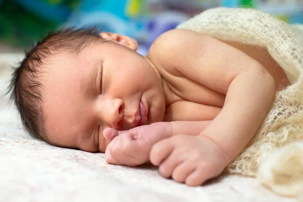 Il neonato dorme dolce.Il bambino ha sette giorni. — Foto Stock