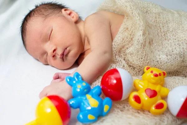 Il neonato dorme dolce.Il bambino ha sette giorni. — Foto Stock
