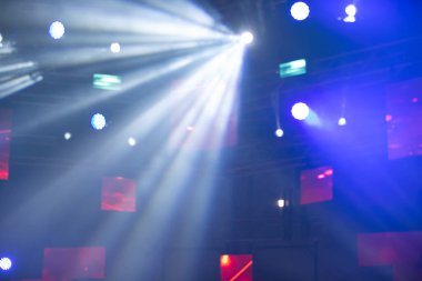 Sahne ışıkları arka plan ışığı. Karanlık bir arkaplanda konser ışıkları..