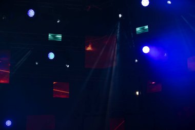 Koyu mavi arkaplanda sahne ışıklandırması.