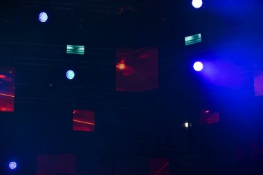 Koyu mavi arkaplanda sahne ışıklandırması.