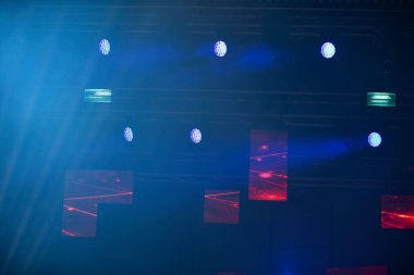 Koyu mavi arkaplanda sahne ışıklandırması.