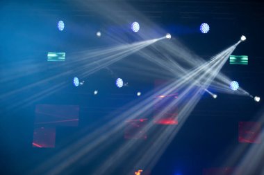 Sahne ışıkları arka plan ışığı. Karanlık bir arkaplanda konser ışıkları..