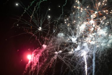 Siyah arka planda çok renkli havai fişekler..