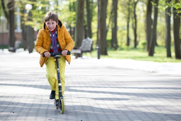 Parkta motosikletli mutlu çocuk..