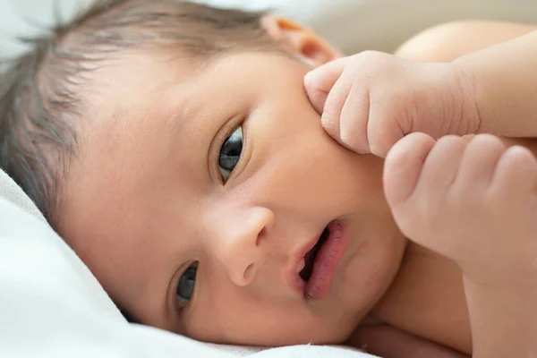 Крупный план портрета новорожденного с открытыми глазами. — стоковое фото