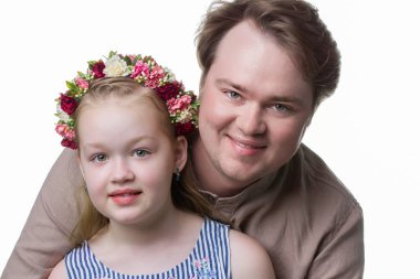 Baba ve kızı. Kızı olan bir adamın aile resmi..