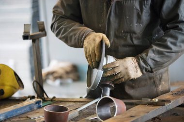 Öğütücüyle çalışan bir işçinin elleri..