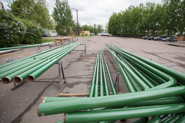 Tuyaux métalliques sur le site industriel de l'usine. — Photo