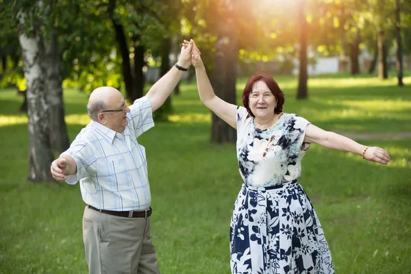 Feliz casal de idosos a dançar. Bonito homem e mulher idosos. Marido e esposa de velhice para um passeio. — Fotografia de Stock