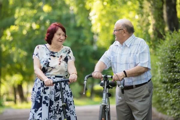 Щаслива літня пара. Красивий чоловік і жінка старші громадяни. Чоловік і дружина старого віку в парку . — стокове фото