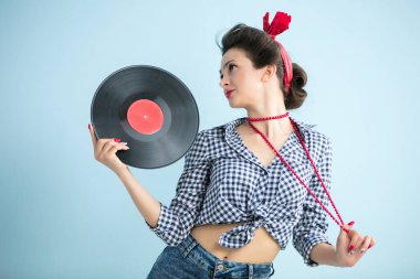 Müzik geçmişi olan eski bir kadın..