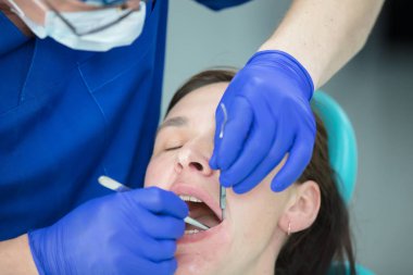 Diş tedavisi. Diş hekimliği. Doktor dişleri tedavi eder. Diş hekimliği yapan bir kadın. Diş tedavisi. Diş hekimliği. Doktor dişleri tedavi eder. Dişçilikteki kadın. Diş etlerine anestetik enjeksiyon..