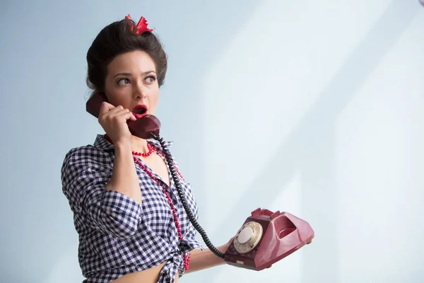 Menina retro falando em um telefone antigo.Emoção de surpresa no rosto. — Fotografia de Stock