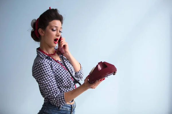 Menina retro bonita com um telefone. Mulher no estilo dos anos 50. — Fotografia de Stock